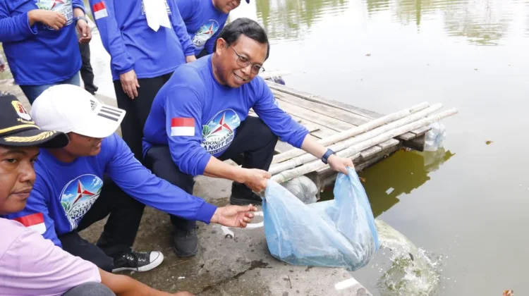 Partai Demokrat Tebar 5.000 Benih Ikan dan Tanam Pohon di Setu Pejaten Cirebon