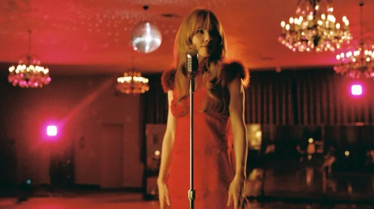 Terinspirasi ABBA, Carly Rae Jepsen Rilis "Don’t Leave Me on the Dance Floor"