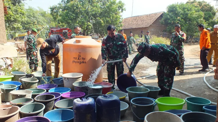 Kodim 0614 Kota Cirebon Salurkan Air Bersih