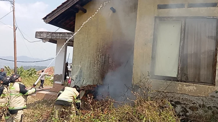 Tinggalkan Api saat Bakar Sampah, Rumah Warga Cipari Dilahap Jago Merah