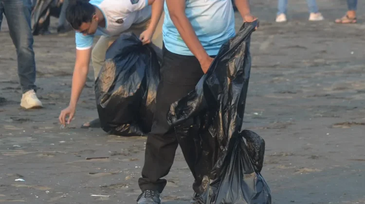 Sambut HUT ke-81 RI, Lapas Indramayu Bersihkan Pantai Tiris