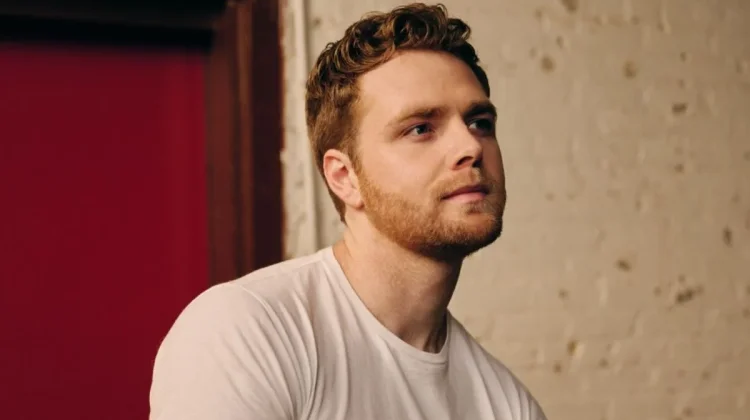 Alex Warren Rilis Single 'RESCUER' Sebagai Dedikasi Khusus untuk Sang Istri