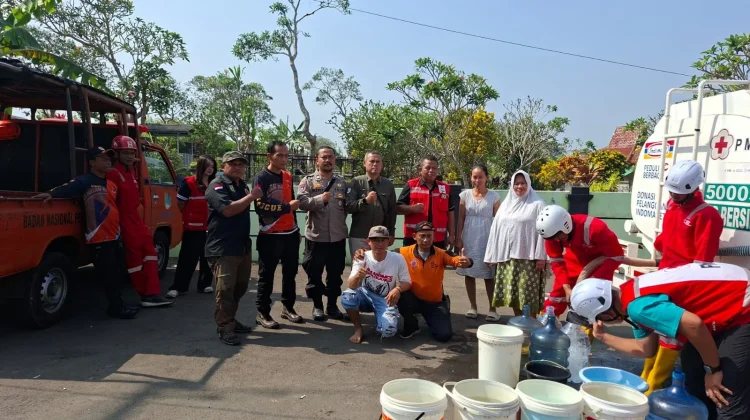 Pemprov Jabar dan Sejumlah Pihak Distribusikan 8,7 Juta Liter Air kepada Masyaraka