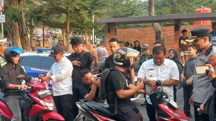 Bupati Majalengka Turun ke Jalan, Bagikan Bendera Merah Putih dan Serukan Jaga NKRI