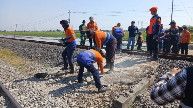 KAI Tutup Perlintasan Liar di Kabupaten Cirebon, Perkuat Keselamatan