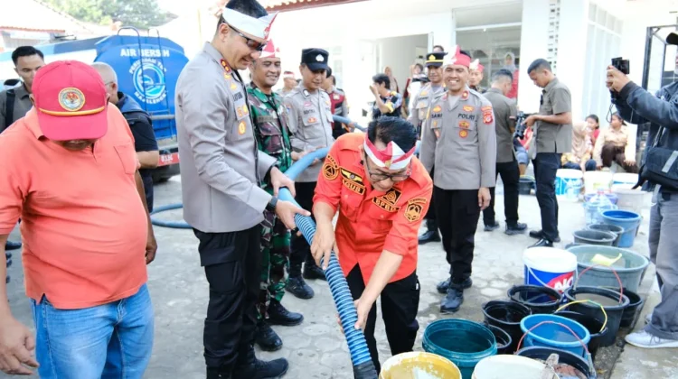 Atasi Derita Kekeringan di Majalengka, Polisi dan Pemkab Salurkan Air Bersih