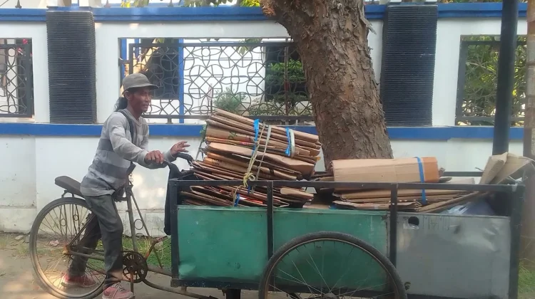 Perjuangan Salim, Kayuh Gerobak Rongsok Keliling Kampung Indramayu
