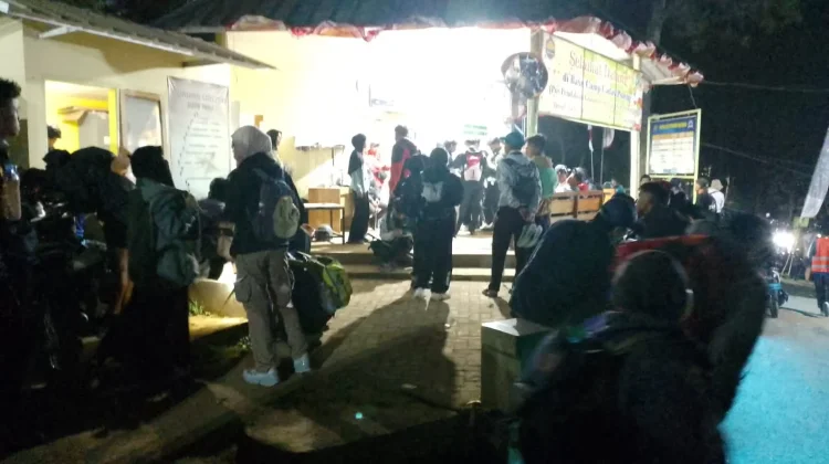 Ribuan Pendaki Padati Gunung Ciremai Menjelang Peringatan Hari Kemerdekaan