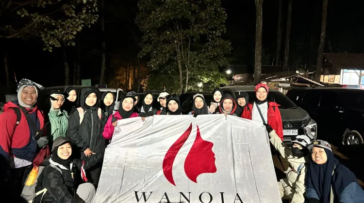 Wanoja Perjuangan dan Santri Kibarkan Bendera di Atap Jawa Barat