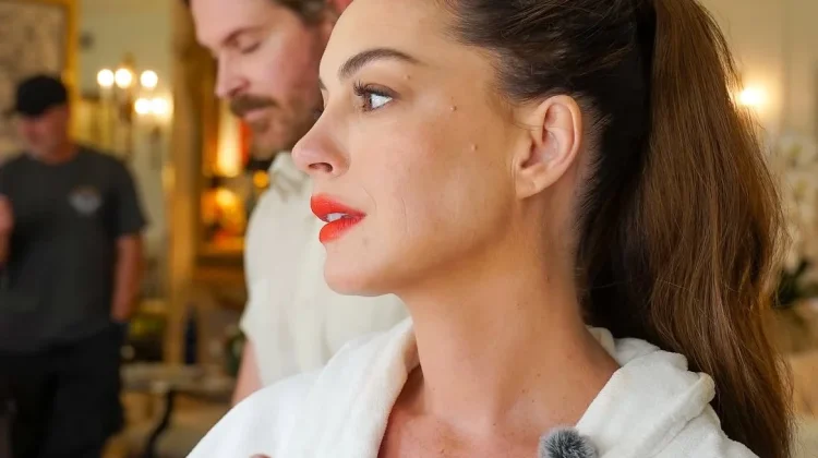 Anne Hathaway Raih Gelar Disney Legend