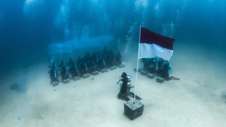 Peringati HUT ke-81 RI, PTK Kibarkan Merah Putih dan Tanam Karang di Pulisan