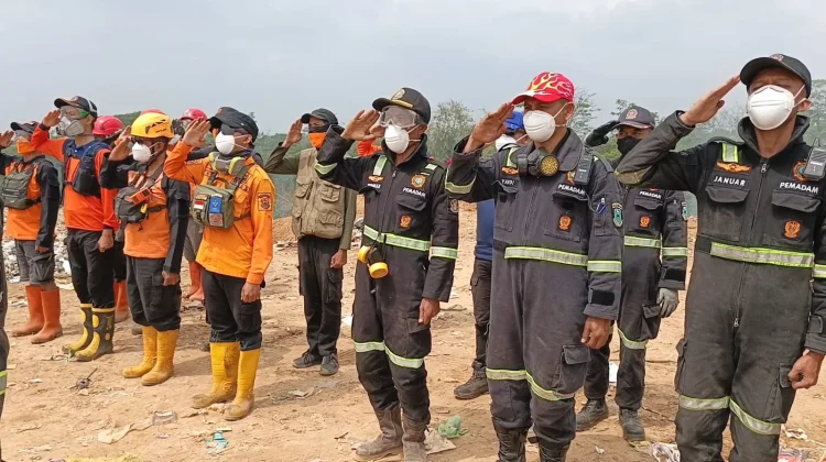 Merah Putih Berkibar di Lokasi Kebakaran TPA Ciniru