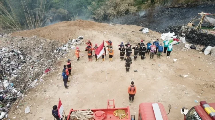 Merah Putih Berkibar di Lokasi Kebakaran TPA Ciniru
