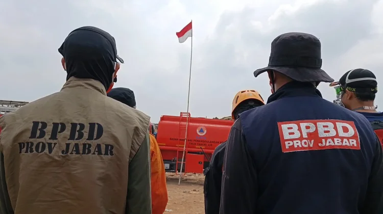 Merah Putih Berkibar di Lokasi Kebakaran TPA Ciniru