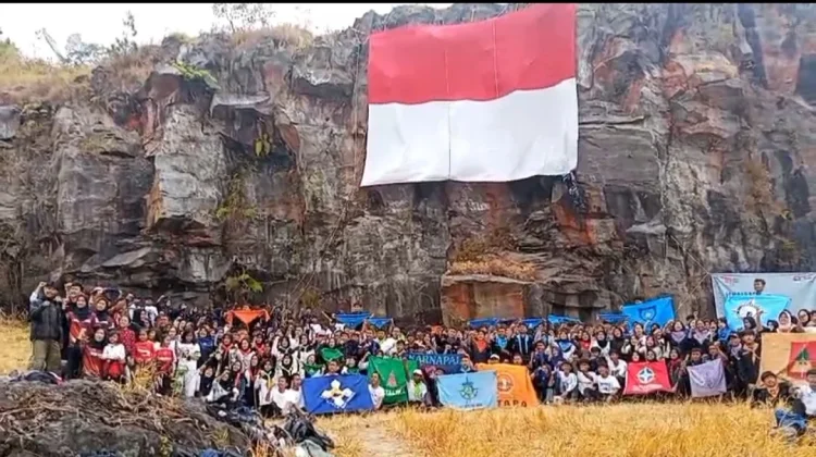 Merah Putih Raksasa Menantang Ketinggian Tebing Cisantana