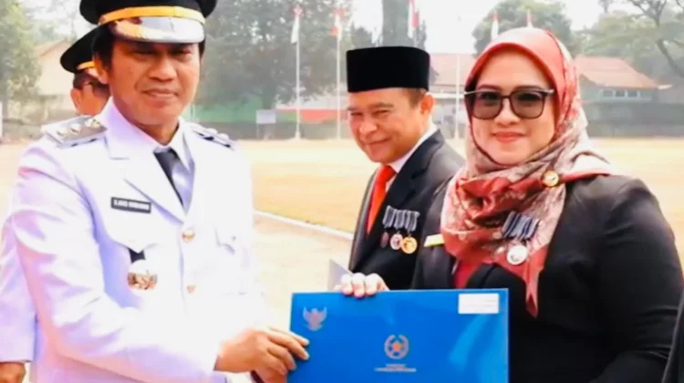 Dr Desi Isnaeni Arham Raih Satya Lencana 20 Tahun dari Presiden RI