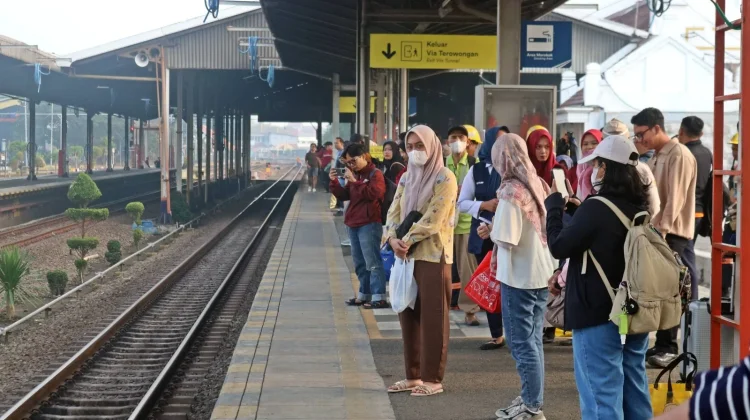 Puluhan Ribu Penumpang Bepergian dengan Kereta Api saat Libur HUT ke-81 RI