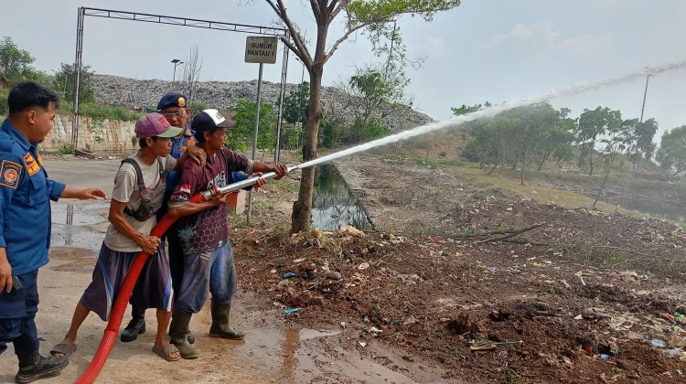 Damkar Indramayu Sosialisasi Pencegahan Kebakaran di TPA Pecuk
