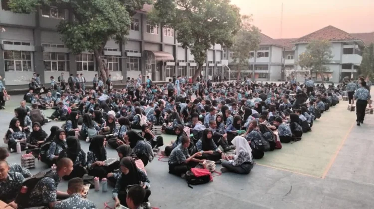 2.185 Paket MBG Disalurkan ke Siswa SMKN 1 Cirebon