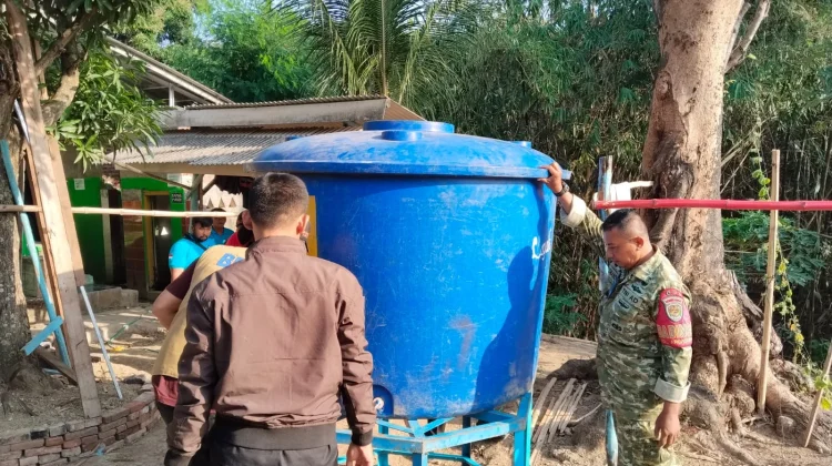 Kodim 0614 dan PDAM Kota Cirebon Didistribusikan Enam Toren ke Argasunya