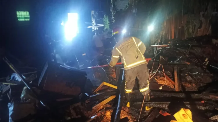 Kebakaran Bangunan Material Kayu di Losarang Indramayu Rugi Ratusan Juta