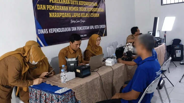 Disdukcapil Kota Cirebon Jemput Bola Perekaman Biometrik untuk Warga Rentan