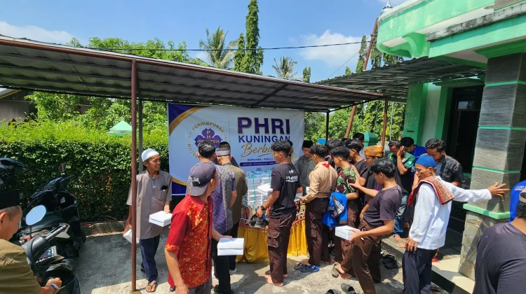 PHRI Kuningan Bagikan Ratusan Paket Makan Siang Gratis