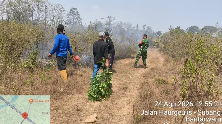 Babinsa dan Warga Gantar Padamkan Kebakaran Lahan Perhutani