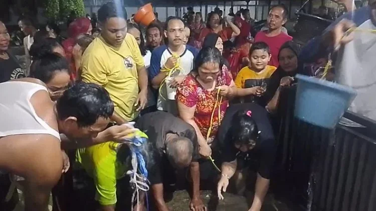 Ratusan Warga Indramayu Mandi di Sumur Tua Memiliki Keistimewaan