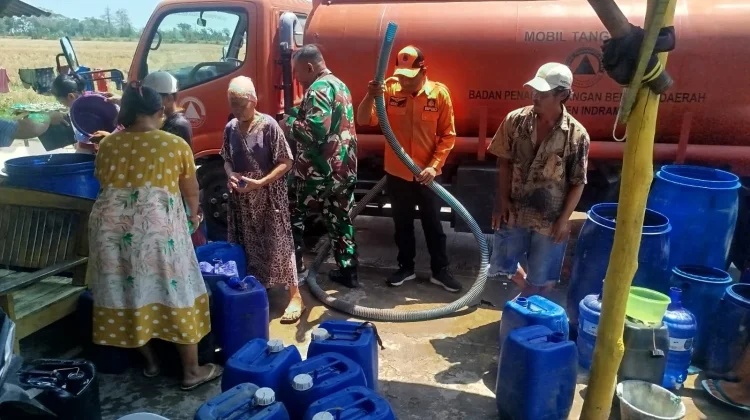 Kodim Indramayu dan BPBD Salurkan 10.000 Liter Air untuk Warga Krangkeng