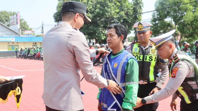 Kapolres Majalengka Kukuhkan Dua Driver Ojol Jadi Duta Keselamatan Lalu Lintas