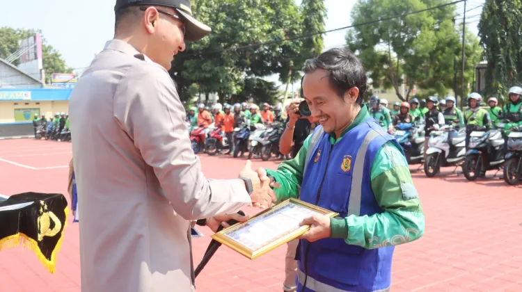 Bantu Ungkap Pembunuhan, Driver Ojol Majalengka Dapat Penghargaan Kapolres