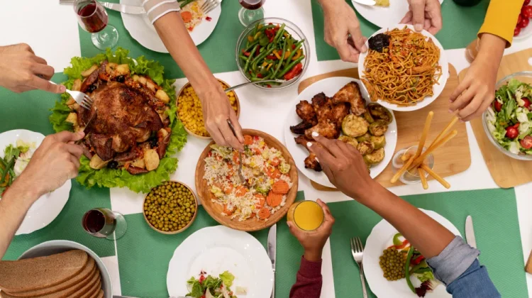 Makan Sendirian atau Bersama, Mana Lebih Baik?