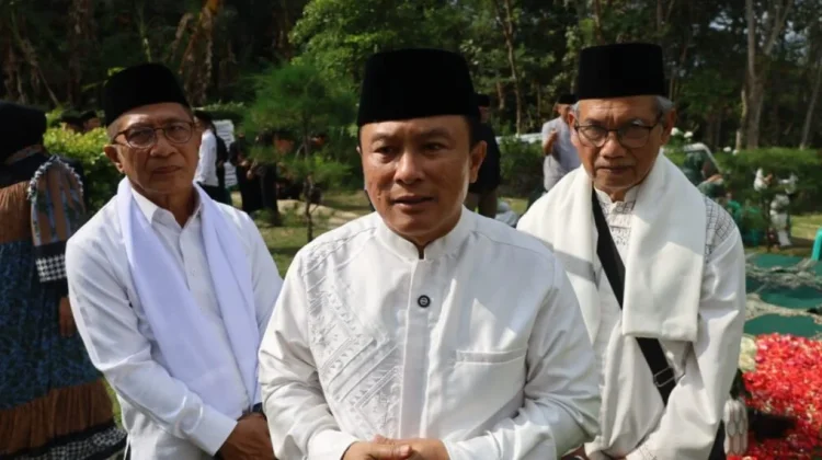 Bupati Kuningan Ziarah ke 12 Makam Mantan Bupati