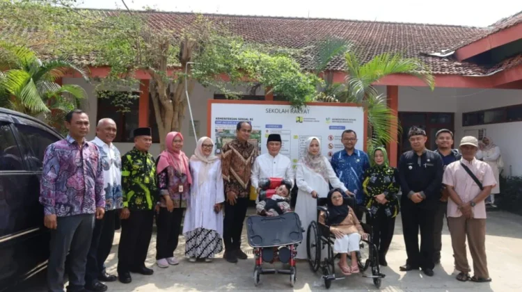 Bupati Kuningan Serahkan Bantuan ATENSI Kemensos untuk 160 Penerima
