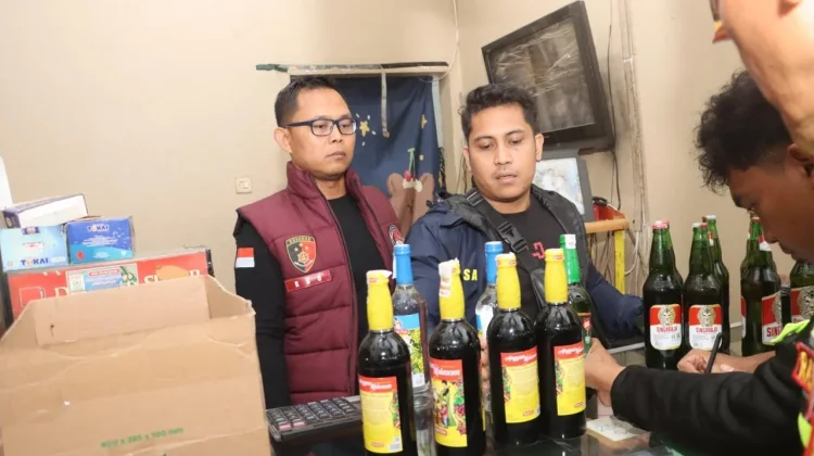 Polres Kuningan Sita 62 Botol Miras dari Warung & Ruko