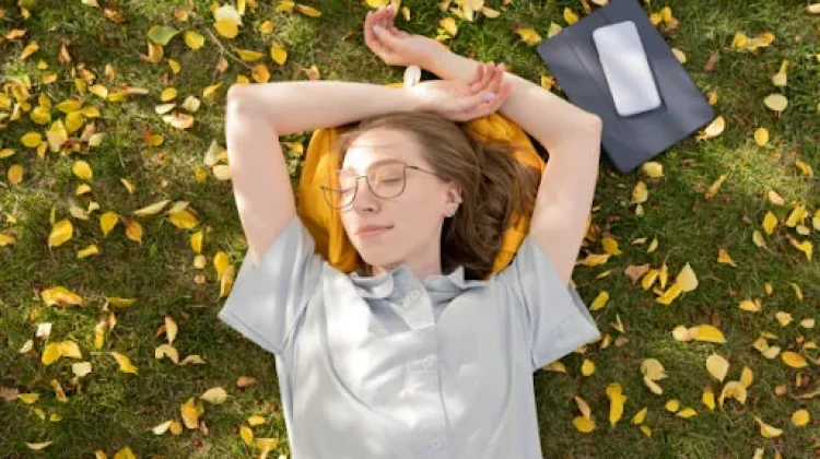 Screen Time Makin Panjang, Ini Cara Sederhana Tetap Aktif