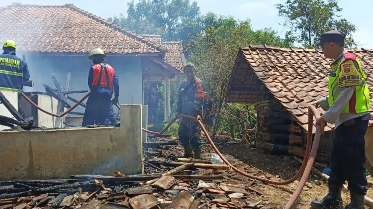 Kebakaran Hebat di Majalengka, Satu Rumah Hangus Dilahap Sijago Merah