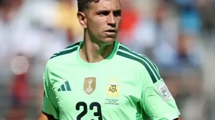 Chelsea Incar Kiper Aston Villa, Emiliano Martinez