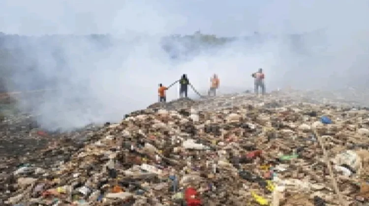 Hari Jadi Kuningan, Petugas Berpacu Padamkan Sisa Asap TPSA Ciniru