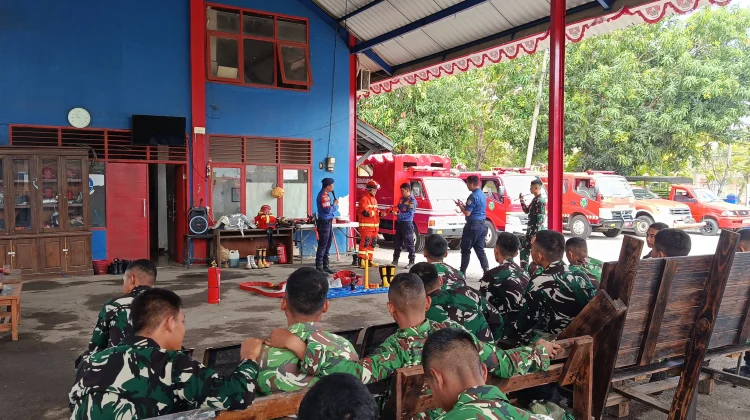 Damkar Indramayu Berikan Pelatihan Kepada Brigif 34 Cakrabuwana