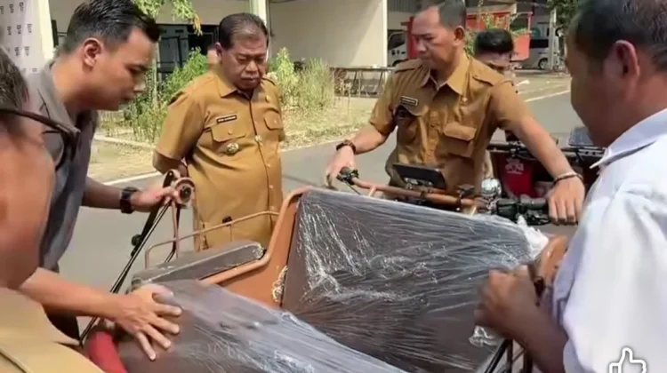 Prabowo Beri 300 Becak Listrik untuk Pengayuh Lansia di Majalengka