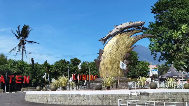 Gubernur Dedi Mulyadi Soroti Tugu Perbatasan Kuningan-Cirebon yang Kumuh