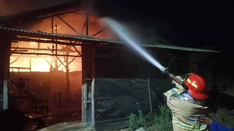 Gudang Mebel di Pangenan Cirebon Terbakar, Kerugian Rp60 Juta