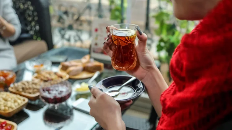 Dokter Ingatkan Minum Teh setelah Makan Hambat Penyerapan Zat Besi
