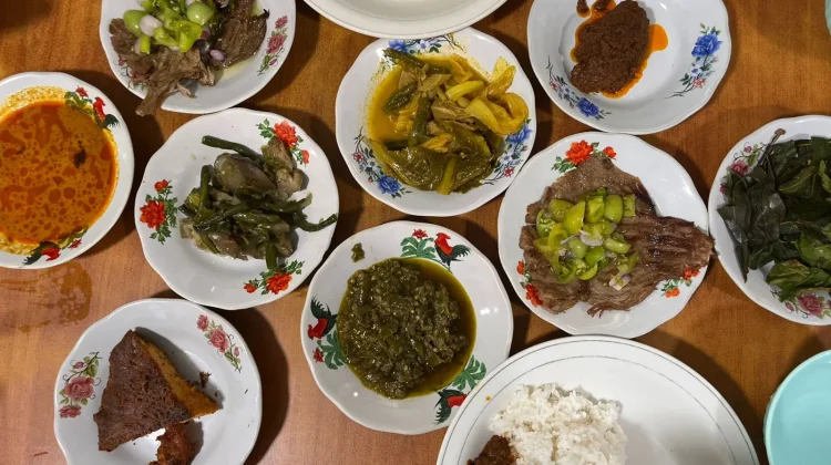 Cari Nasi Padang Enak di Cirebon? Ini 5 Rekomendasi Populer dari Warga Threads