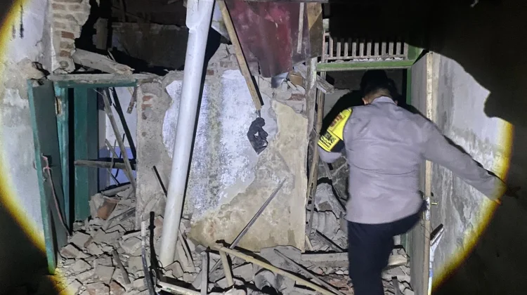 Diterpa Angin Kencang, Tembok Ambruk Timpa Dua Rumah di Majalengka
