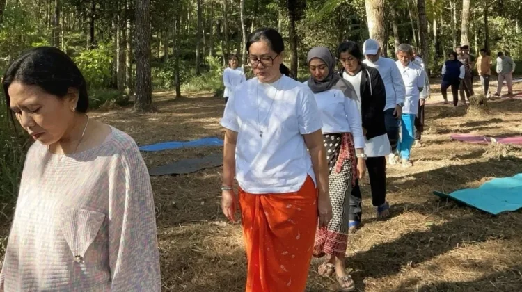25 Orang Berjalan dalam Diam di Hutan Ciremai Majalengka