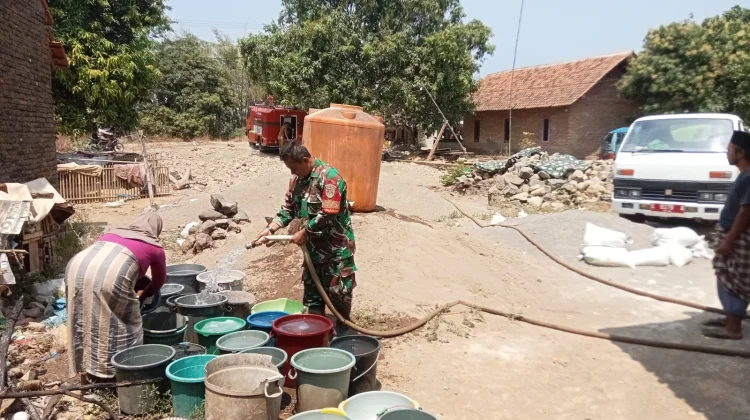 Kodim 0614/Kota Cirebon Salurkan 9.000 Liter Air Bersih di Argasunya