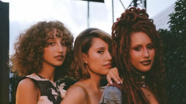 RAYE Keliling London Sebarkan Kebahagiaan lewat Video “Joy”